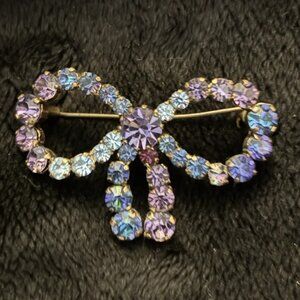 Vintage Bow Brooch MADE AUSTRIA AB Rhinestone Crystal Purple Gold Tone Pin 1950s